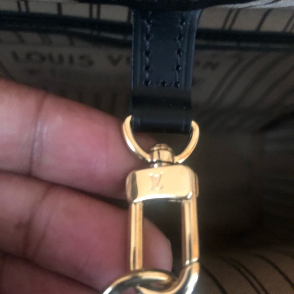 Louis Vuitton - Picture 2 of 16